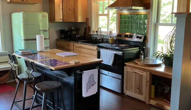 24 - Funky and charming, 'small house' in West Tremont