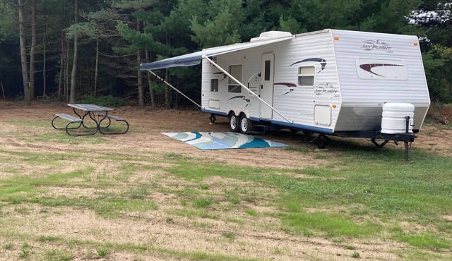 29 ft travel trailer on private campground sleeps 7 in Interlochen