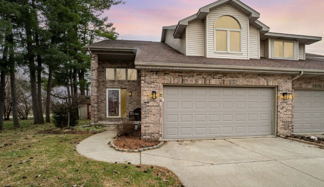 2bed 1 1/2 bath plus office with Futon, nice area of Saginaw! Sleep up to 6 ppl