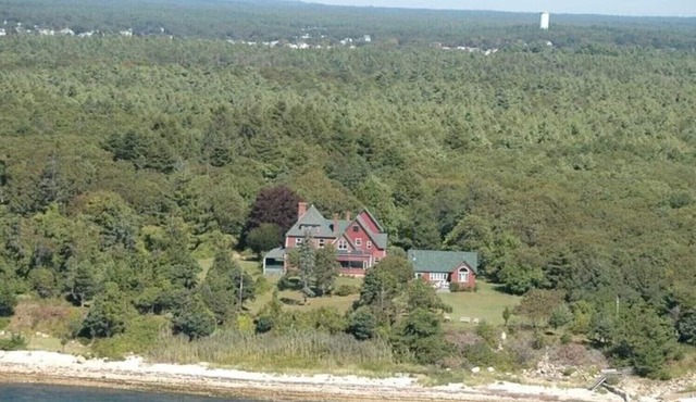 2BR Cottage with Stunning Water Views & Beach Access
