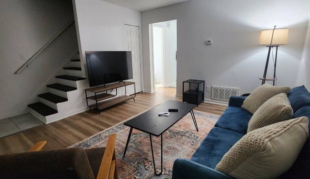 2BR Townhome w Parking|King beds in Louisville, KY