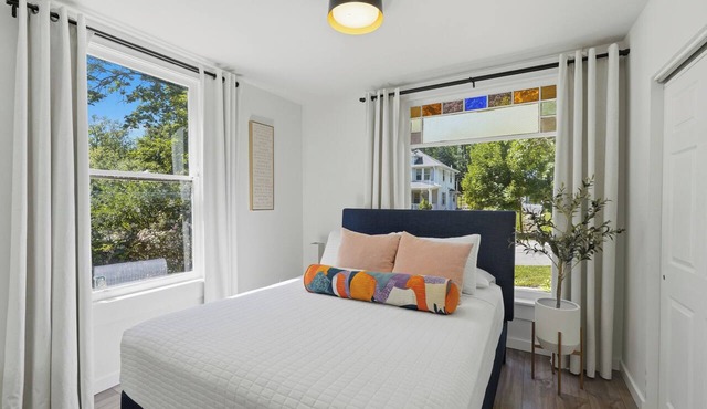 2BR Ypsi Depot Town: King Bed & Sleep 4