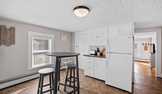 2nd Flr Large 1 Bed - Short to Midterm Rental