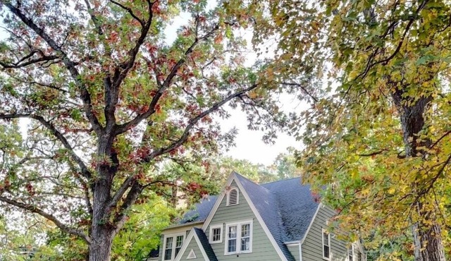 3 Acre Cottage minutes from Golf & Green Lake
