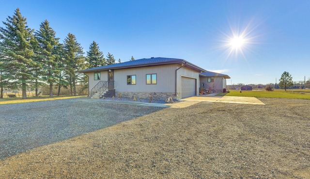 3 Acres of Serenity! Countryside Home in Dickinson