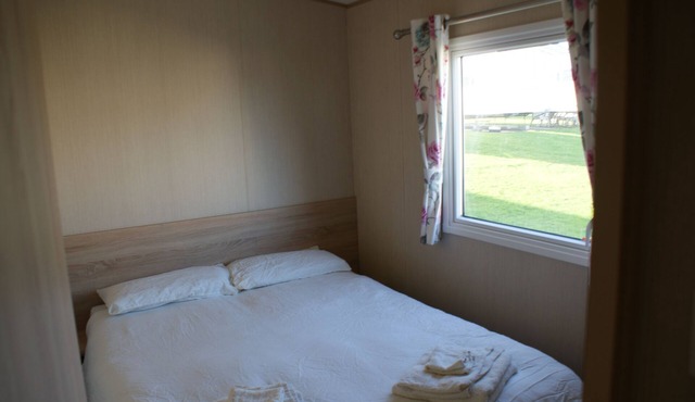3 Bed Caravan-Sleeps 6-Pool-Garden-Parking-Hot Tub