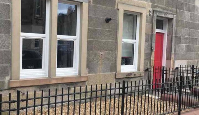 3 Bed Central Apartment - Pet Friendly & Parking