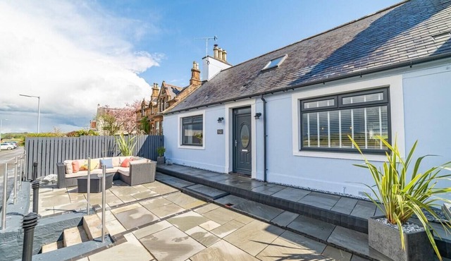 3 Bed Cottage - Sleeps 6 - Garden - Parking - Wifi