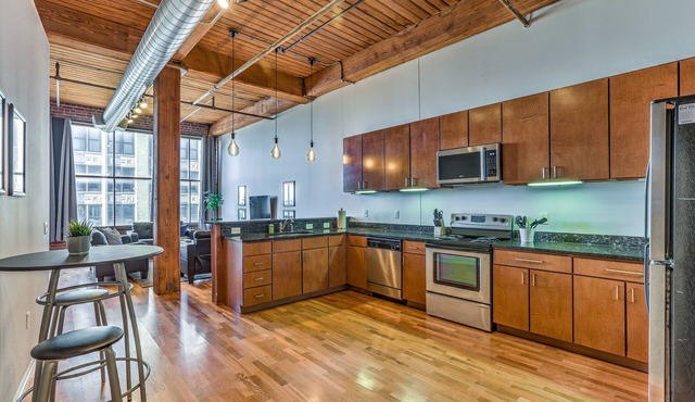 3 Bed DWTN Loft✦Sleep 6✦Walk to Attractions✦Pets