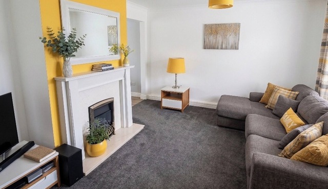 3 Bed House - Sleeps 6 - Parking - Pets - Garden