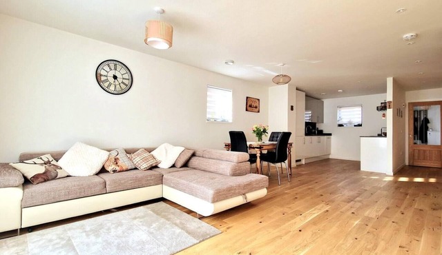3 Bed House - Sleeps 5 - Garden - Parking - Wifi