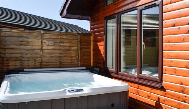 3 bedroom 2 bathroom Spey lodge with hottub and excellent views