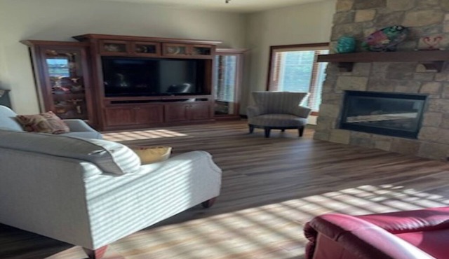 3 Bedroom 3 bath w/Sunroom on large pond - EAA 24 miles