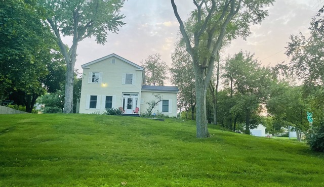 3 bedroom 4 beds 1800 sq ft spacious ! By the water & all one level place !
