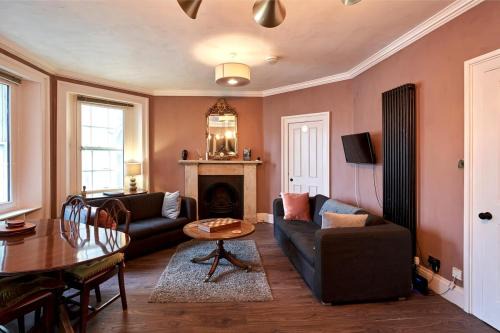 3 Bedroom Apartment - Historic Old Town