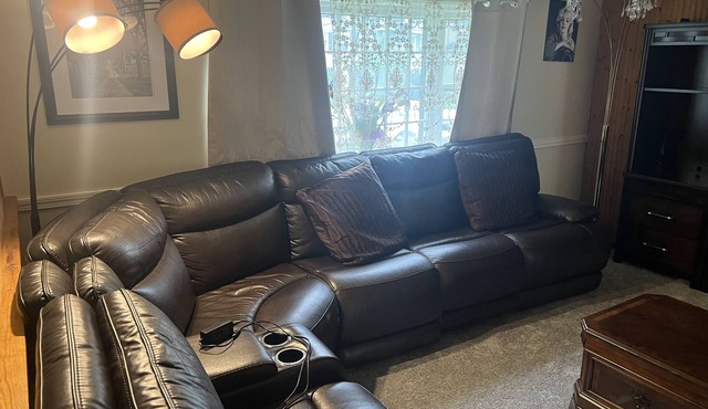3 Bedroom Apartment next to the Commuter Rail