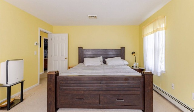 3-bedroom building in charming Taunton with AC, WiFi. Enjoyable Jacuzzi Bathtub