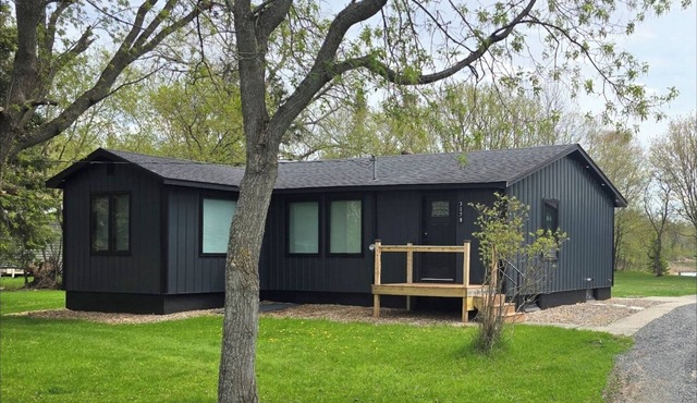 3-bedroom cabin by Rainy Lake with Hot Tub.