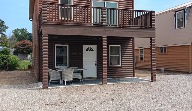 3-bedroom cabin on Lake Erie, second floor balcony and great views of Lale Erie.