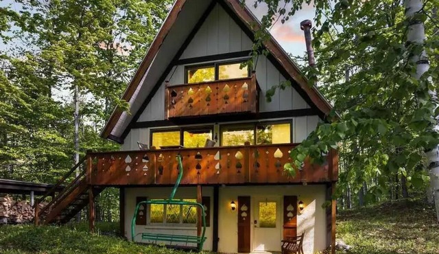 3-bedroom chalet plus XL loft & hot tub,next to NubsNob, sleeps 12