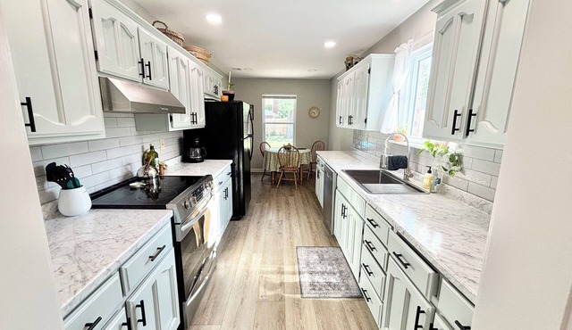 3 Bedroom home-minutes from BOK, Jenks, Gathering Pl, Turkey Mnt & 3 major Hwys!