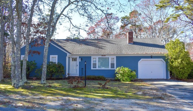 3 bedroom home, quick drive to Northside Beaches