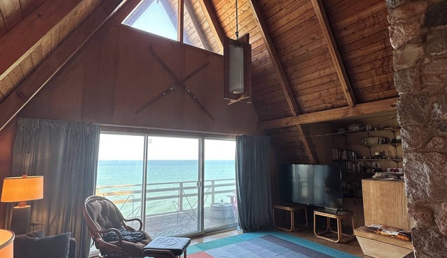 3-bedroom house in delightful Manistee with AC for comfort