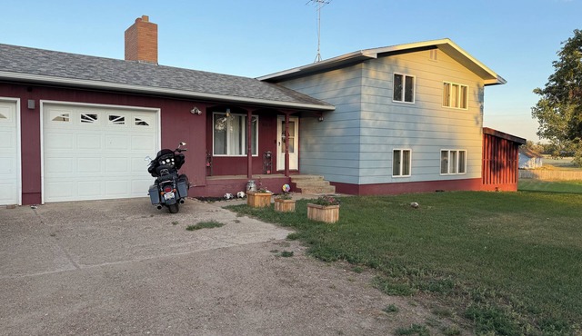 3-bedroom house near stampede grounds, close to river 2 acres