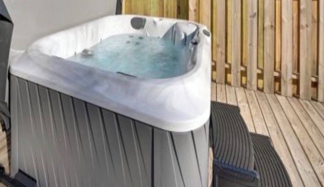 3-bedroom house - Pvt hot tub - close to downtown & campus