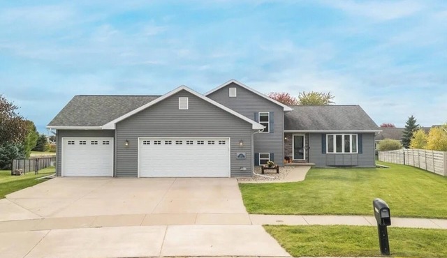 3-bedroom house with Fishing Pond! Only 11 miles from EAA grounds!