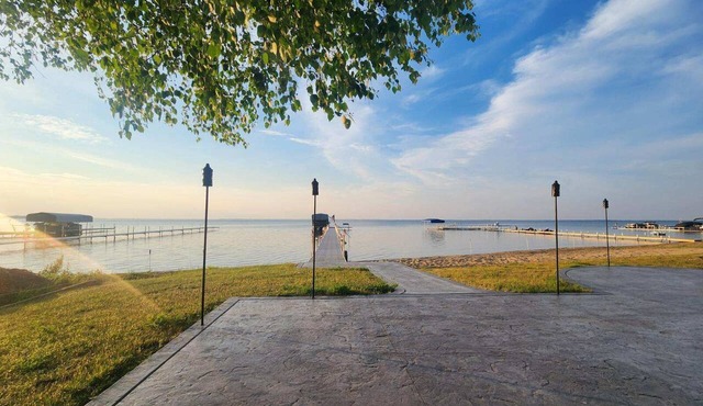 3 bedroom Lakefront living at its best! - Houghton Lake