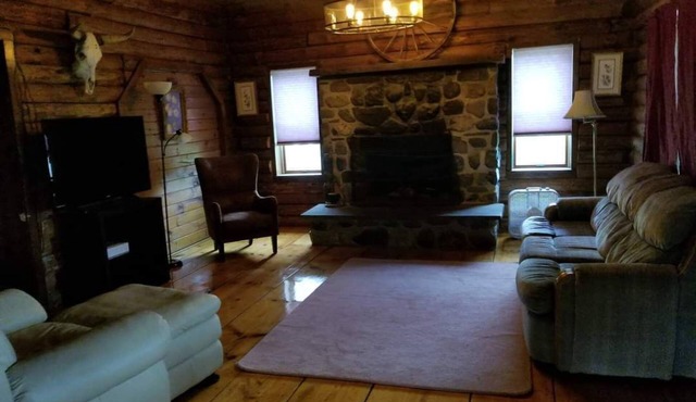 3-bedroom log cabin on horse farm in Cornville, AC, large in ground pool