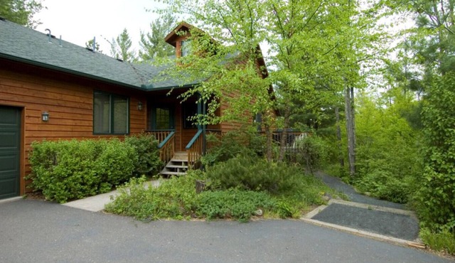 3 bedroom property right on Nelson Lake