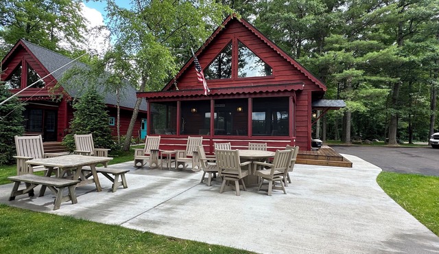 3 BEDROOMS 2 BATHROOM SLEEPS 6
