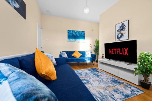 3 Bedrooms Elegant Homely House, Sleeps 6 Comfortably with 4 Double Beds, Newcastle, Free Street Parking, Business Travellers, Contractors, & Holiday Goers, Near all Major Transport Links in Newcastle & City Centre