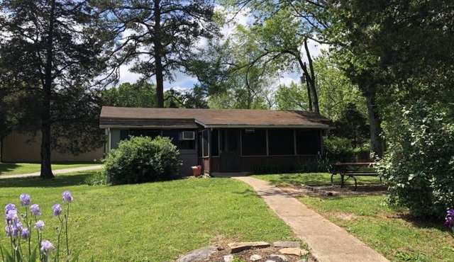 3 BR 1 BA Cottage - Screened in porch, lake access, playground, minutes to LCRH