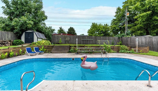 3 BR 2 bath 5 beds! sleeps 8. Pool, hot tub oasis in LEX