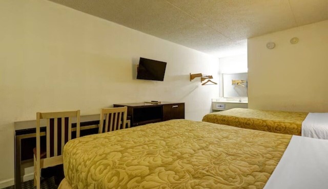 3 Budget-Friendly Rooms near Golden Gate Park | Pet-Friendly & Free Parking!