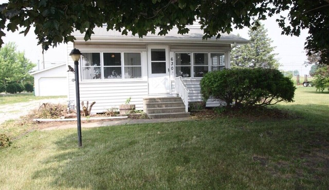 3 Level House for the whole family! Quiet 2 bedroom house sleeps 6!