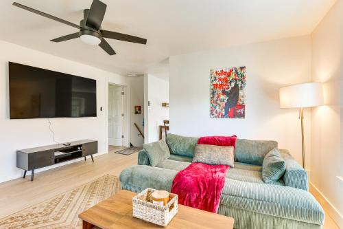 3 Mi to Downtown Youngstown: Apt w/Deck!