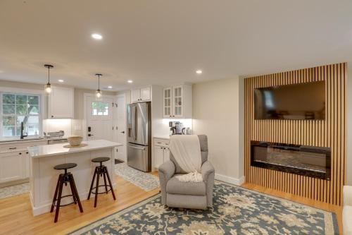 3 Mi to Minute Man NHP: 'Summer St Retreat' + Deck