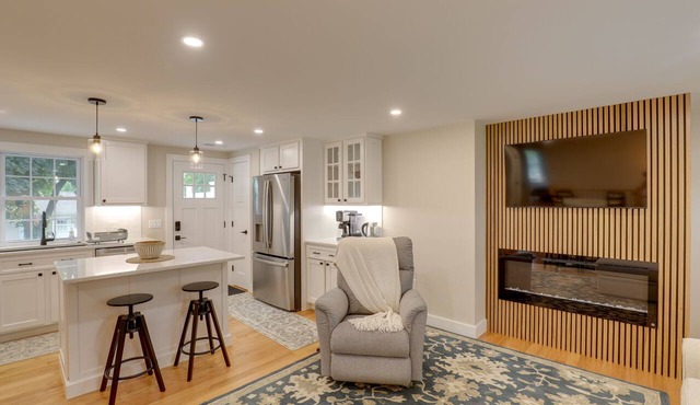 3 Mi to Minute Man NHP: 'Summer St Retreat' + Deck