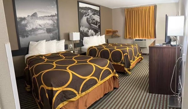 3 Peaceful Rooms w/Free Parking & Near Restaurants—Peaceful Weekend Stay