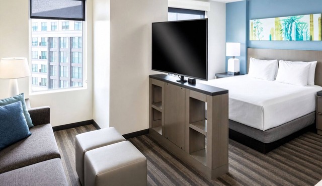 3 Tempe Suites – Pool, Gym, Walk to Mill Ave, Lake, Desert Garden & Dining