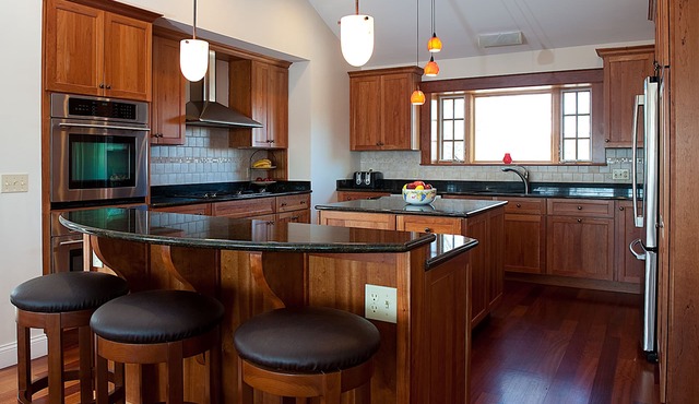 30% Discount for Sept 1-8! Private Waterfront Home w Large Decks & Great Views