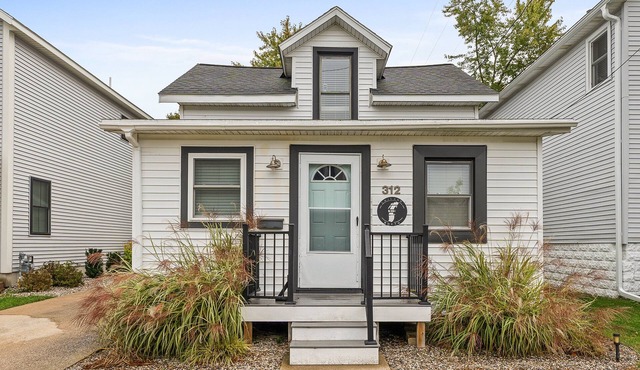 312 Chicago North | Stylish Downtown Grand Haven Retreat