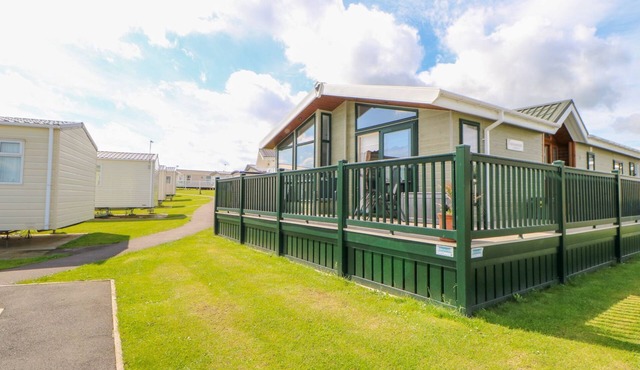 37 HORIZON PARK, family friendly, with pool in Hartlepool