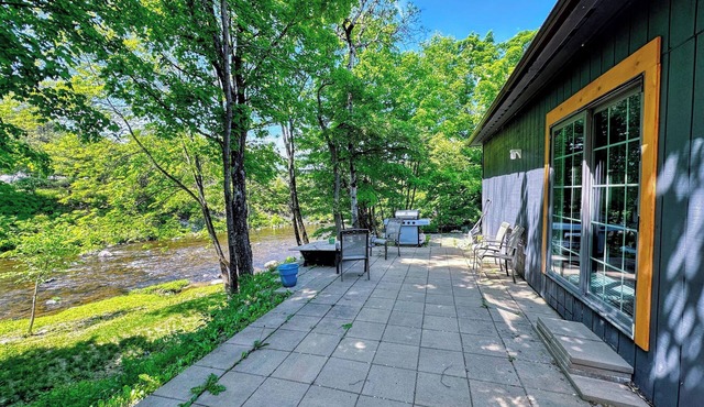 37PA Superbly appointed riverfront home in LIttleton! Skiing, hiking, firepit, wifi, dog friendly!