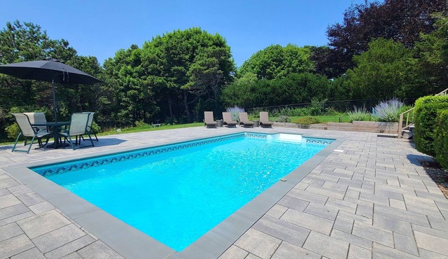 3BD Contemporary-POOL! A/C, Deck & Walk to Great Hollow Beach