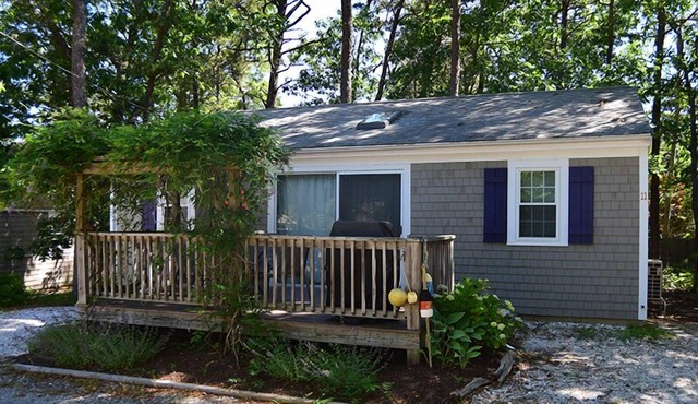 3BD Oceanside Cottage-A/C, Deck, Outdoor Shower & Association Pool